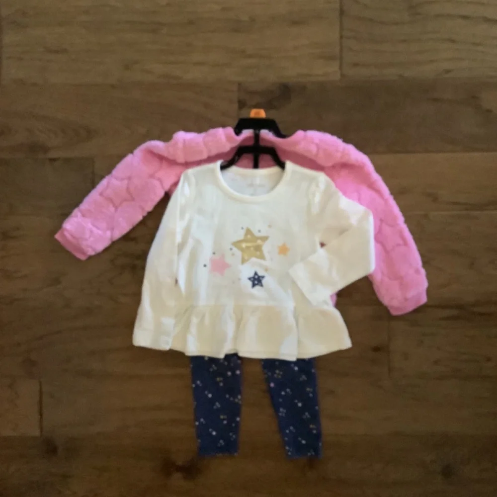 BCBG girls, three piece, plush set size 2T - Picture 3 of 3